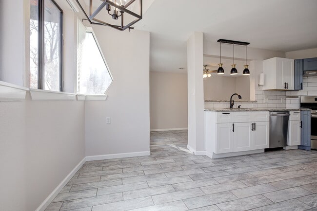 Building Photo - 608 E Eufaula St