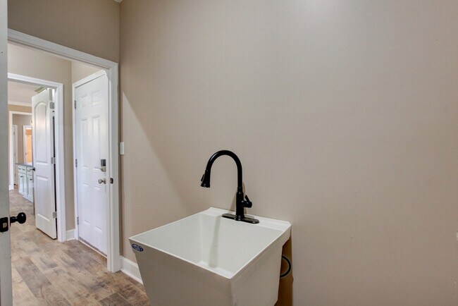 Building Photo - 135 Riverbend Dr