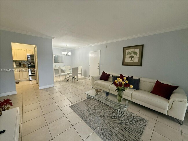 Building Photo - 10413 N Kendall Dr