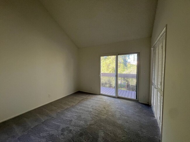 Building Photo - LOCATION! Move-in ready 2+2 w/parking, pool + balcony!