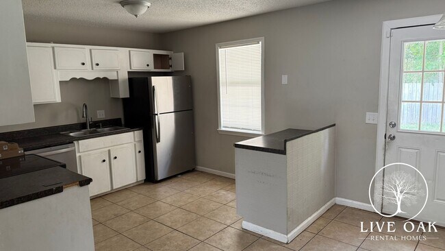 Building Photo - MOVE-IN SPECIAL: $500 OFF 1st MONTH'S RENT!**