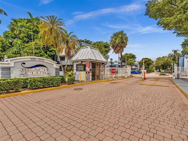Building Photo - 9367 Fontainebleau Blvd