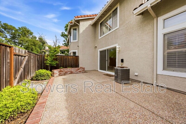 Building Photo - 350 Bellflower Dr