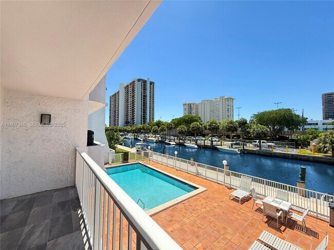 Building Photo - 1650 NE 115th St