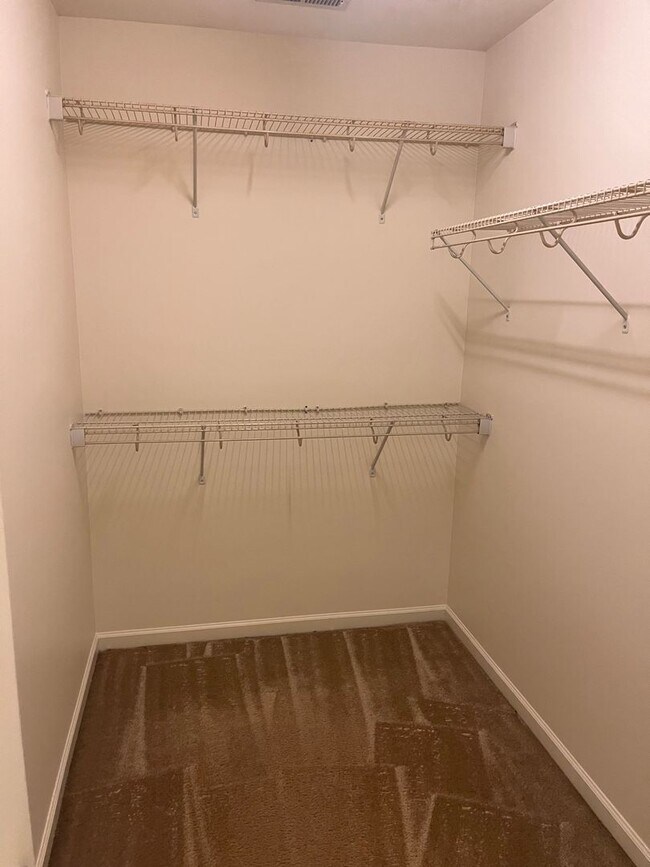 Building Photo - Beautiful 3 bedroom 2.5 baths Townhouse