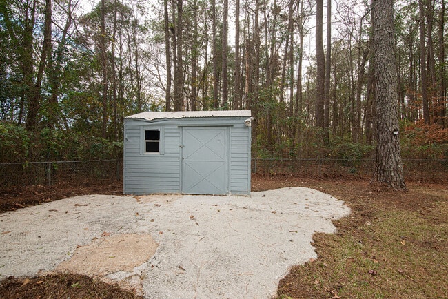 Building Photo - 203 Pineview Rd