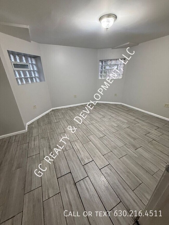 Building Photo - 2144 W Estes Ave