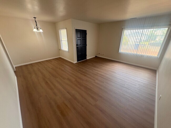 Building Photo - 1433 E Sequoia Ave