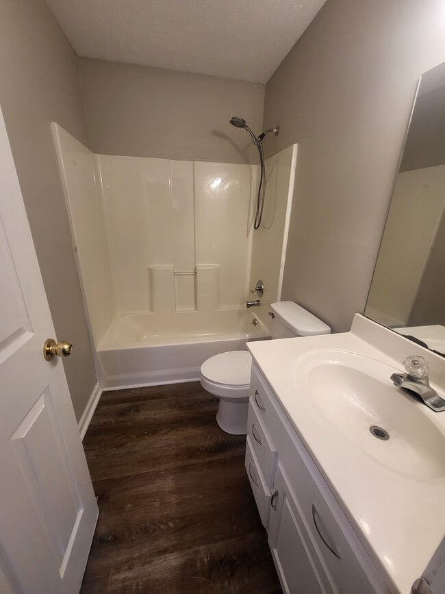 Building Photo - 110 Kenwood Dr