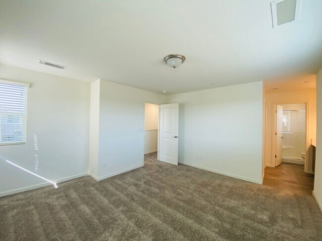 Building Photo - $2,395 Alluvial & Fowler, 3 Bedroom Home -...