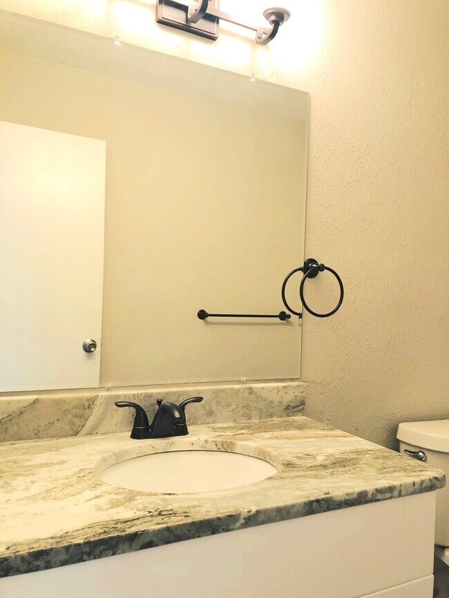 Building Photo - STUNNING 3 BEDROOM END UNIT TOWNHOUSE just off gate of Little Creek!!