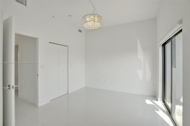 Building Photo - 516 SE 1st Cir