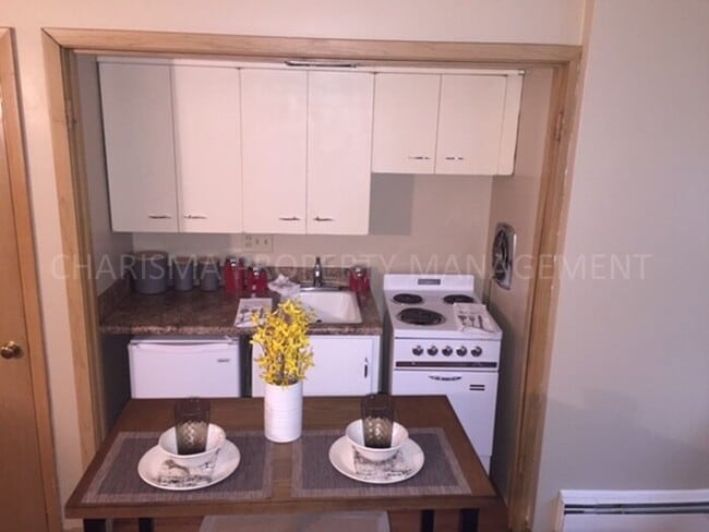 Building Photo - 700 S Summit Ave