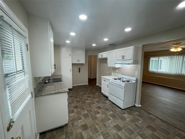 Building Photo - 355 S Aspan Ave