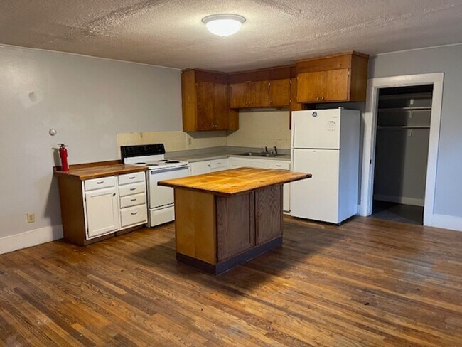 Building Photo - 18 Central St