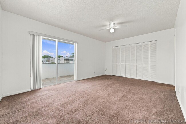 Building Photo - 809 Flanders Q