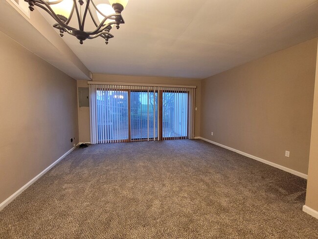 Building Photo - 2 Bedroom Condo - Most Utilities Included!