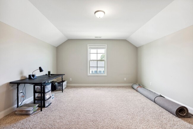 Building Photo - Fenced Yard 4 Bedroom w 3rd Floor Bonus Room!