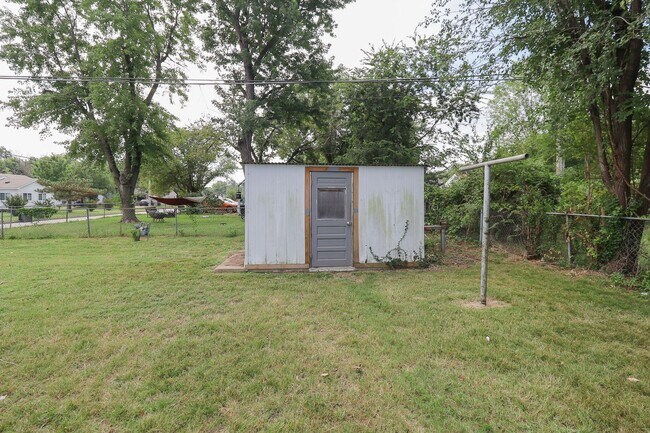Building Photo - 3 BED 1 BATH! Schedule a tour today!
