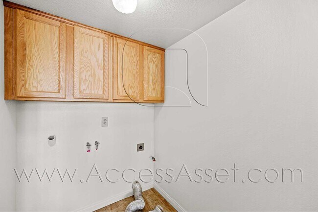 Building Photo - 661 Parkview Dr
