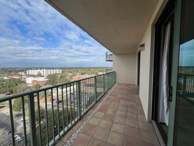 Building Photo - 300 S Duval St