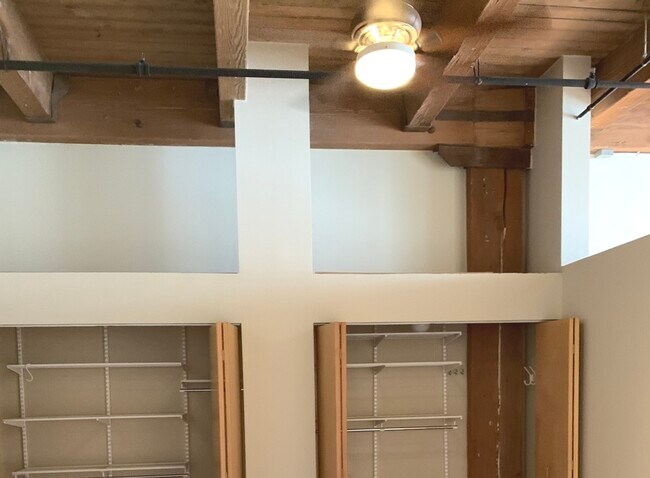 Building Photo - 1500 W Monroe St