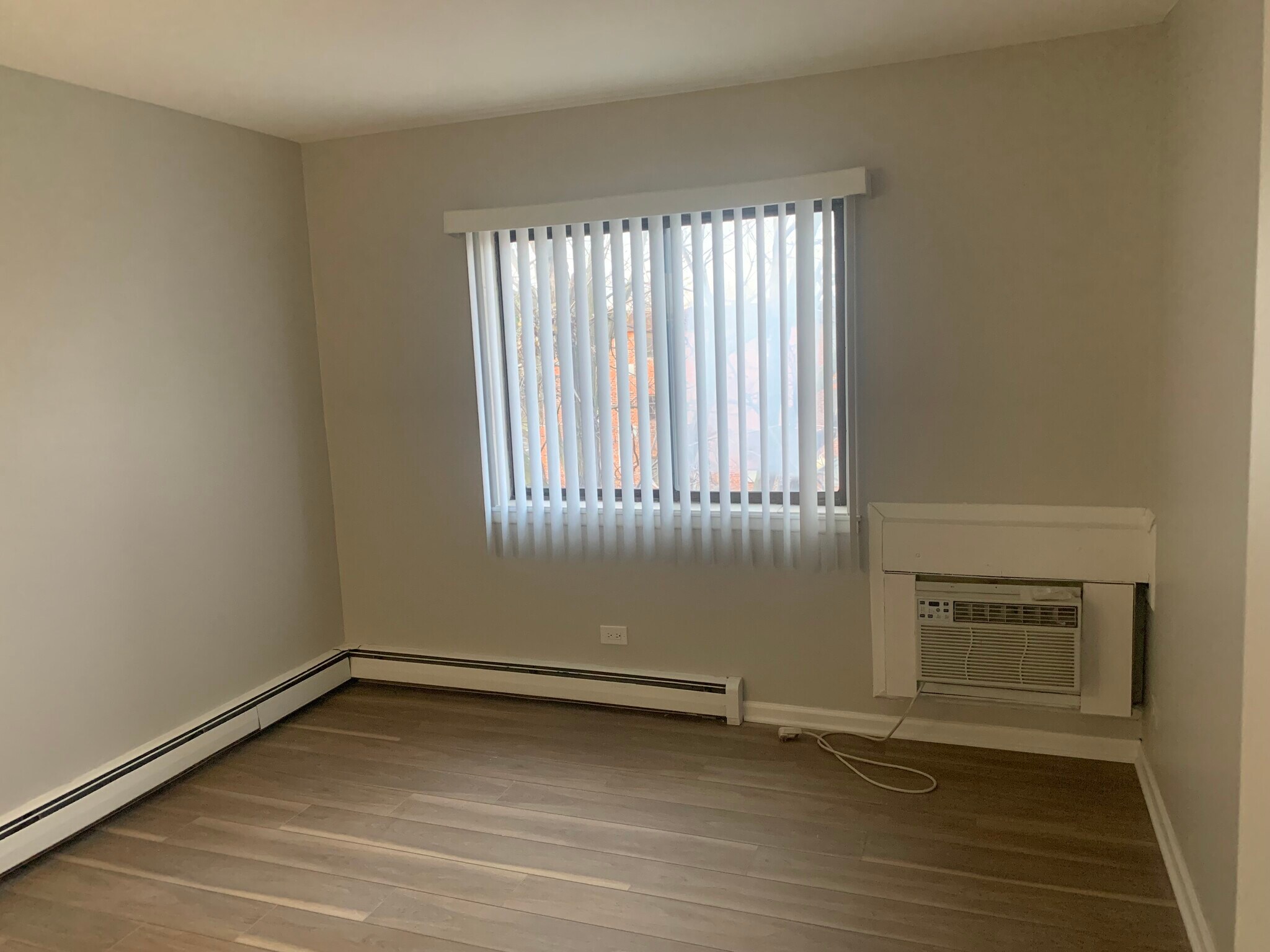 Building Photo - 1703 W Victoria Dr