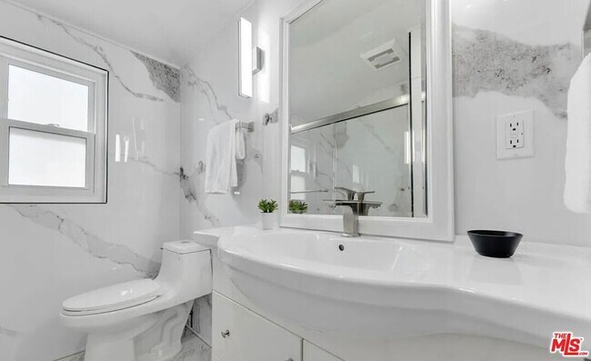 Building Photo - 418 N Bowling Green Way