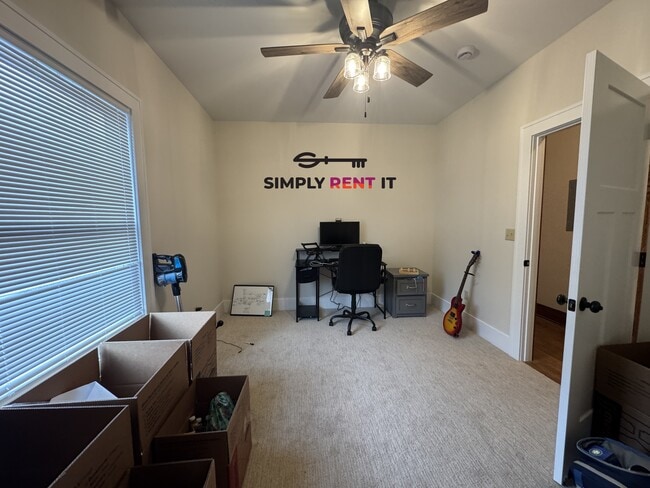 Building Photo - Renovated 2 Bedroom, 2 Bathroom on Campus!