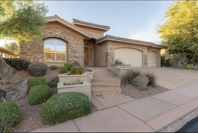 Building Photo - VIEWS AND FURNISHED