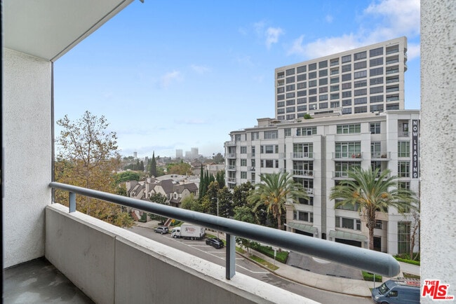 Building Photo - 10660 Wilshire Blvd