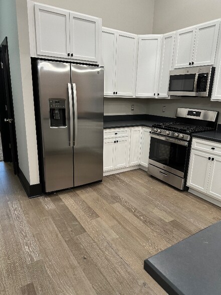 Building Photo - 430-432 Main St