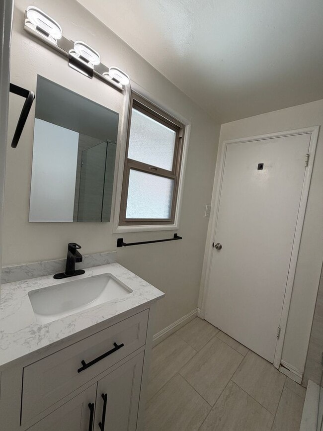 Building Photo - Newly Rehabbed Charming 3 Bed 2 Bath Home ...
