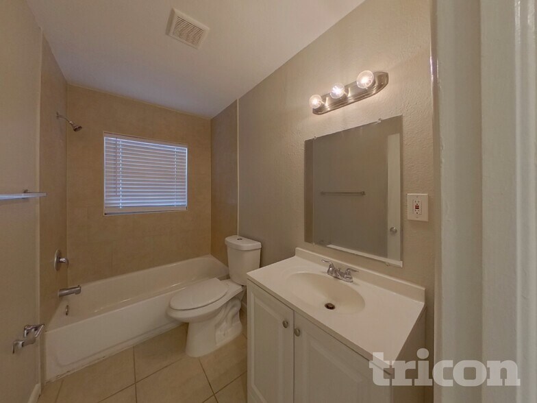 Building Photo - 1440 Overlea St