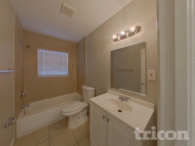 Building Photo - 1440 Overlea St