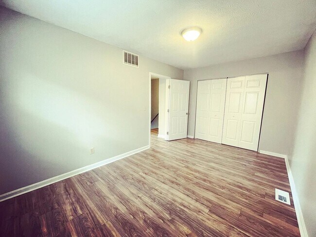 Building Photo - 2-Bedroom Townhome Minutes from Downtown N...