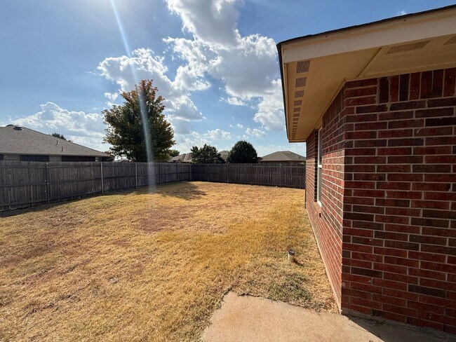 Building Photo - 4 BED! Cozy Home on Large CORNER Lot!