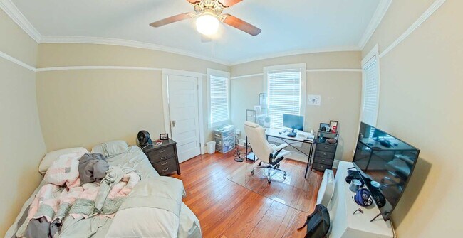 Building Photo - Large House with 2 Kitchens & 2 Living Rooms + Off-Street Parking! Available August 1st!