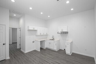 Building Photo - 214 S Park St