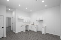 Building Photo - 214 S Park St