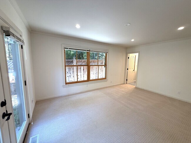 Building Photo - CRAFTSMAN 5BD / 3.5BA HOME ON DESIRABLE CU...