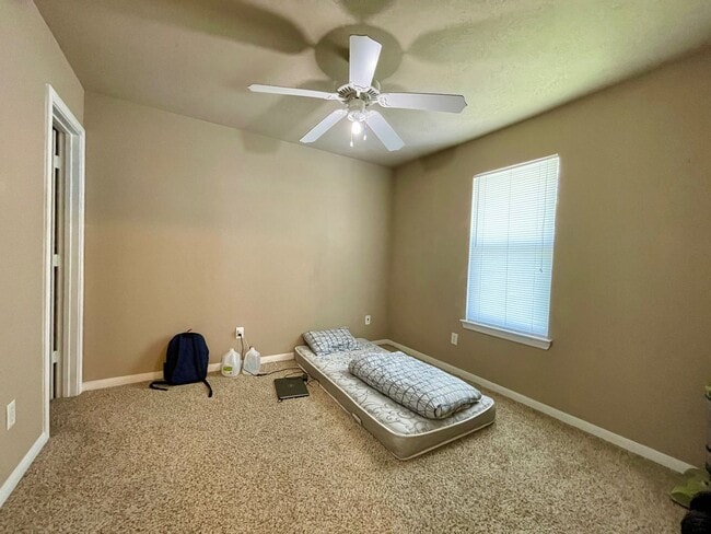 Building Photo - Cute Corner Home w/ 4 Beds & 3 Baths in Co...
