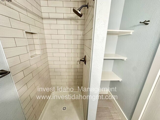 Building Photo - Enjoy the foothill views from your backyard!