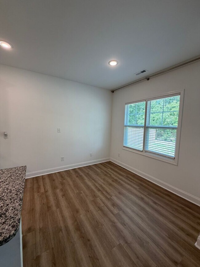 Building Photo - 908 Stevens St