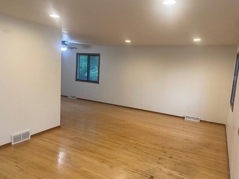 Building Photo - 500 Westport Dr