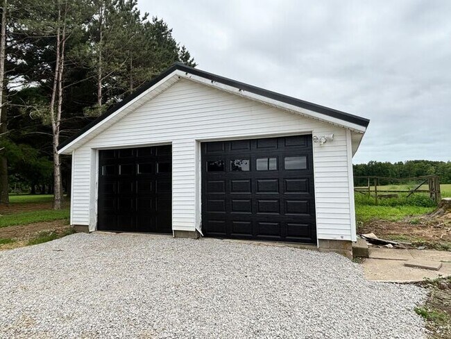 Building Photo - Charming Single-Family Home