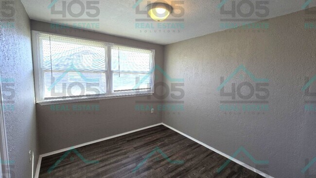 Building Photo - 3 Bedroom in MWC!