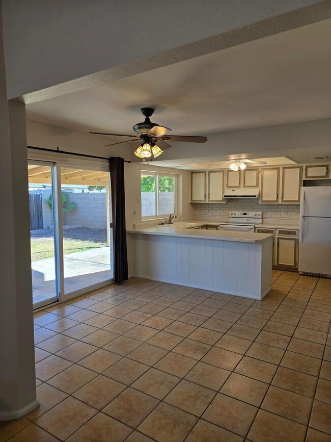 Building Photo - 1615 W Summit Pl