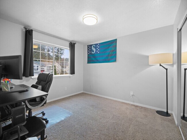 Building Photo - Bright & Comfortable 3 Bedroom Home (Furnished)