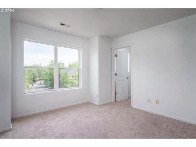 Building Photo - Great Townhouse near Tanasborne